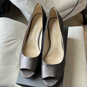 Naturalizer Women's Metallic Pumps Leather Open Toe Heels Size 10. BRAND NEW!